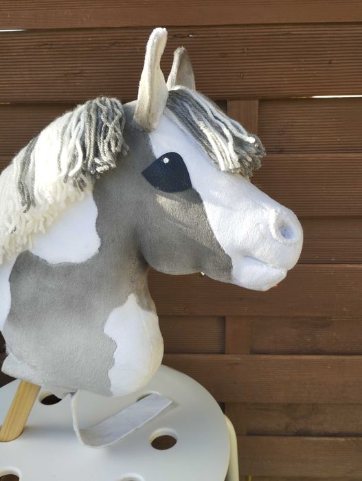 Srokaty hobby horse A4
