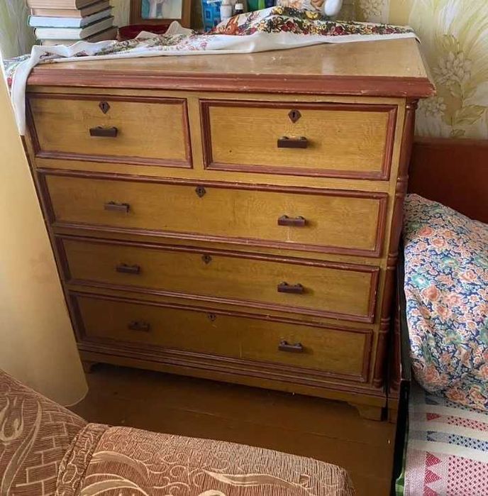 Старий дерев'яний комод.