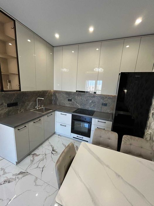 Продам. Квартиру в 61 жемчужине на Краснова. Средний этаж.