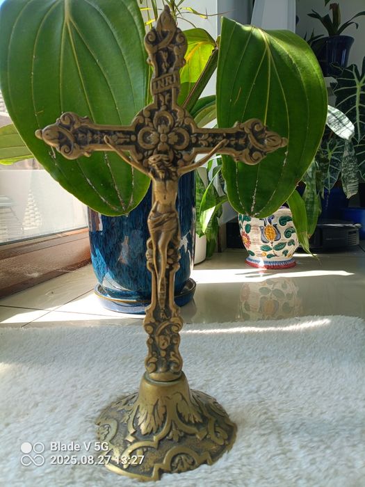 Stary mosiężny krzyż krucyfiks