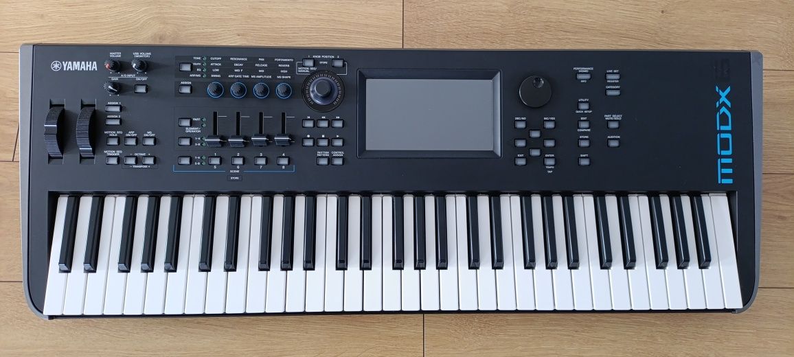 Yamaha MODX6 z oryginalnym soft case
