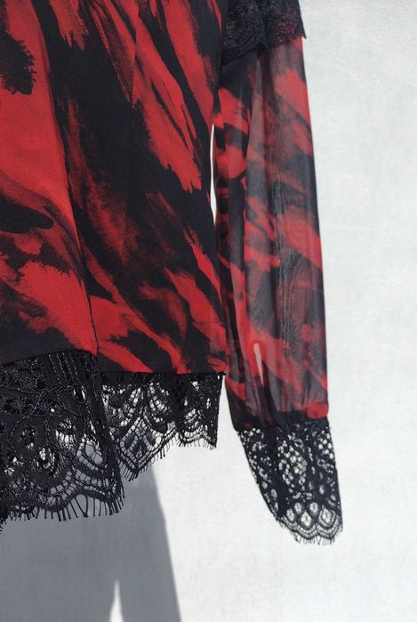 Шикарная блуза с кружевом чёрная с красным Guess Marciano S M