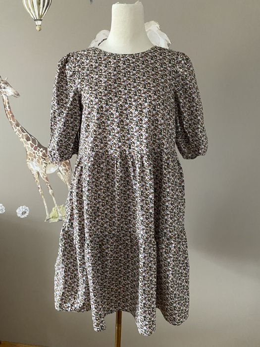 Dziewczęca luźna sukienka w kwiatuszki z organicznej bawełny