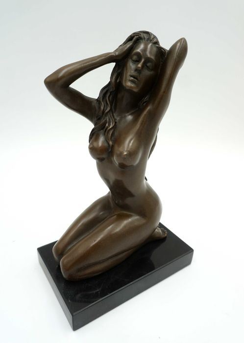 FIGURA Z BRĄZU akt klęcząca kobieta