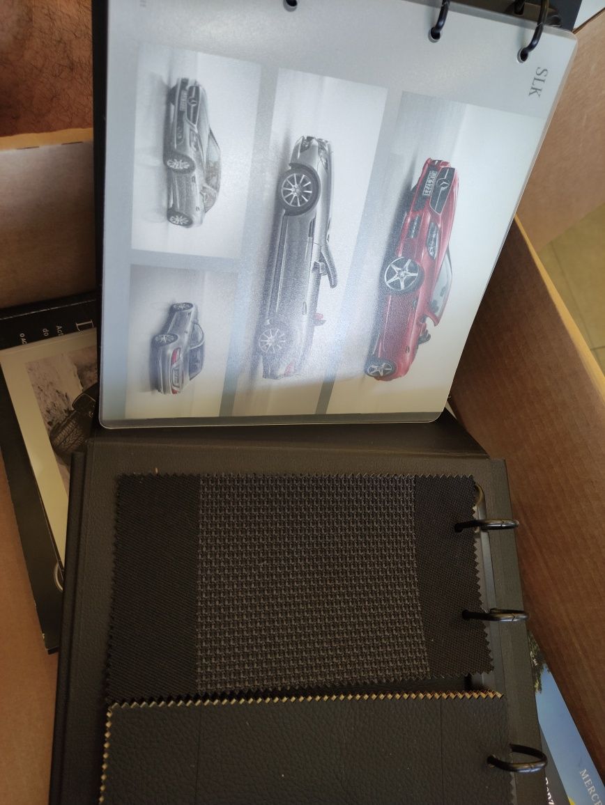 Lote de catálogos, revistas e pastas de amostra Mercedes