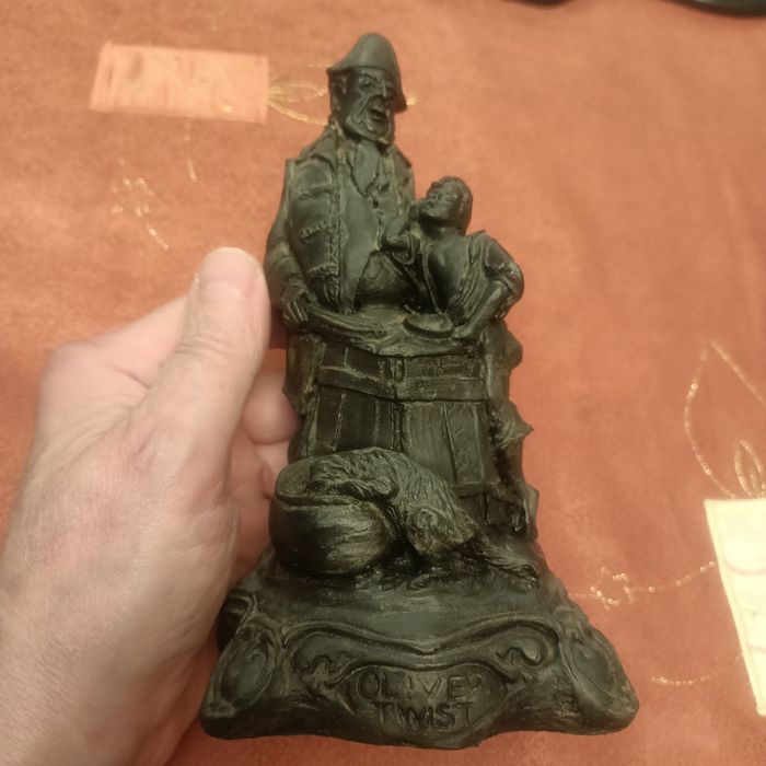 Винтажная статуя Оливер Твист из сланца.