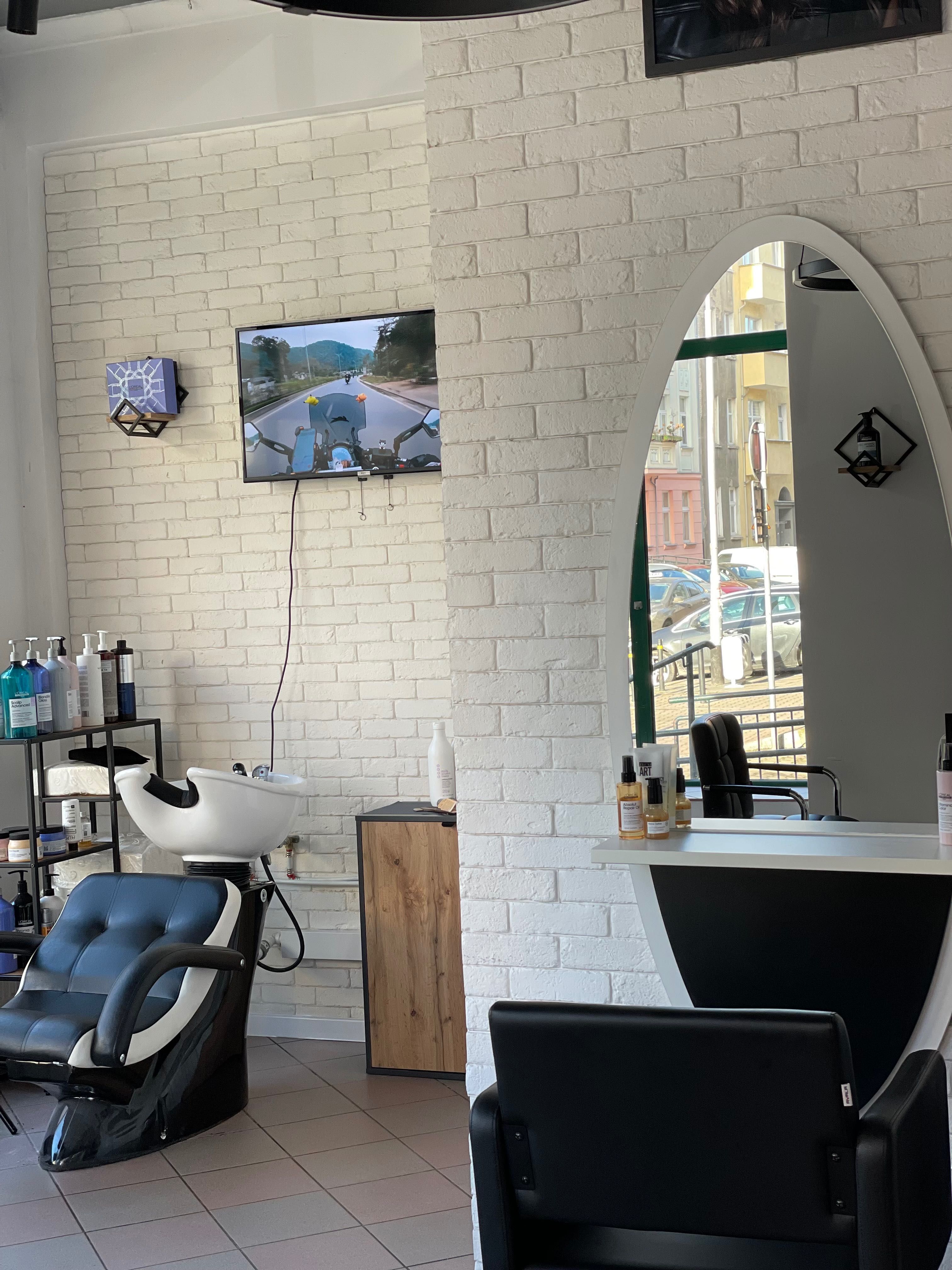 Odstąpię salon fryzjersko-kosmetyczny 52 m² – atrakcyjna cena