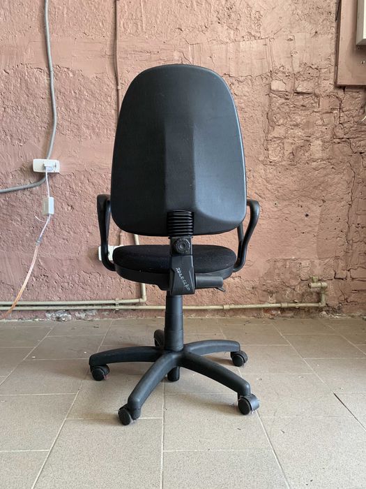 Кресло офисное черное