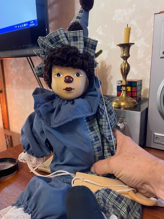 Дитяча іграшка клоун на гойдалці.