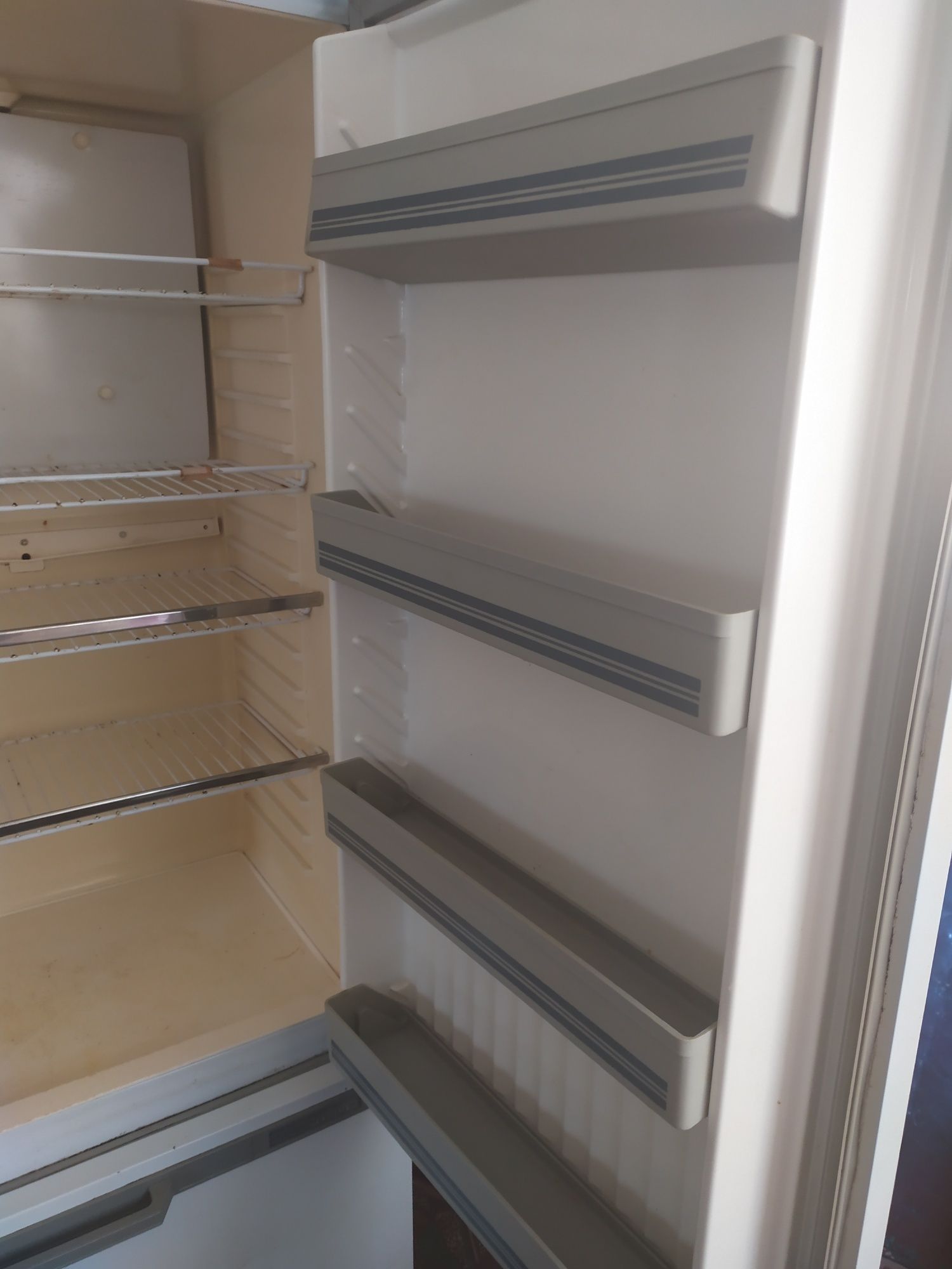Холодильник двухкамерный под ремонт