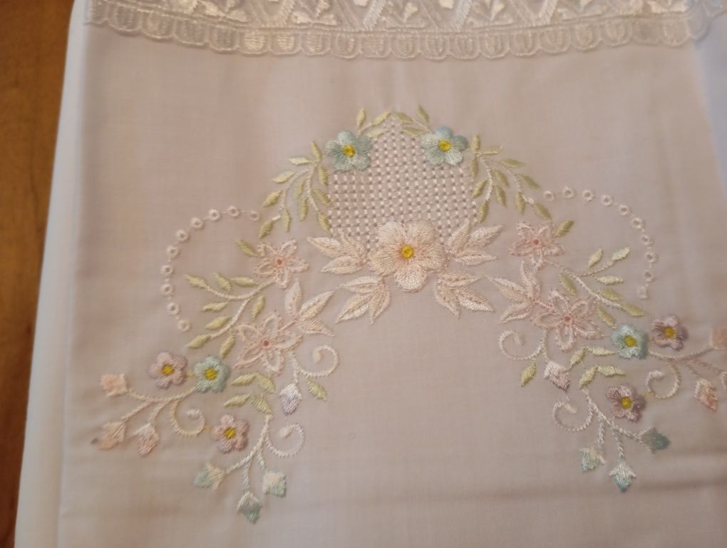 Lençóis para cama de casal brancos e bordados