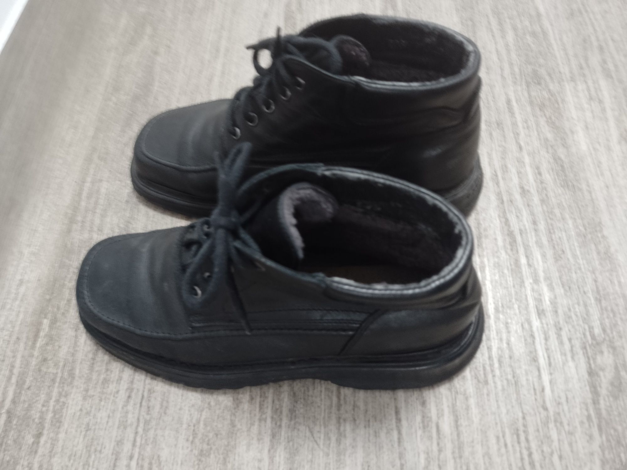 Sprzedam męskie zimowe buty rozmiar 43.