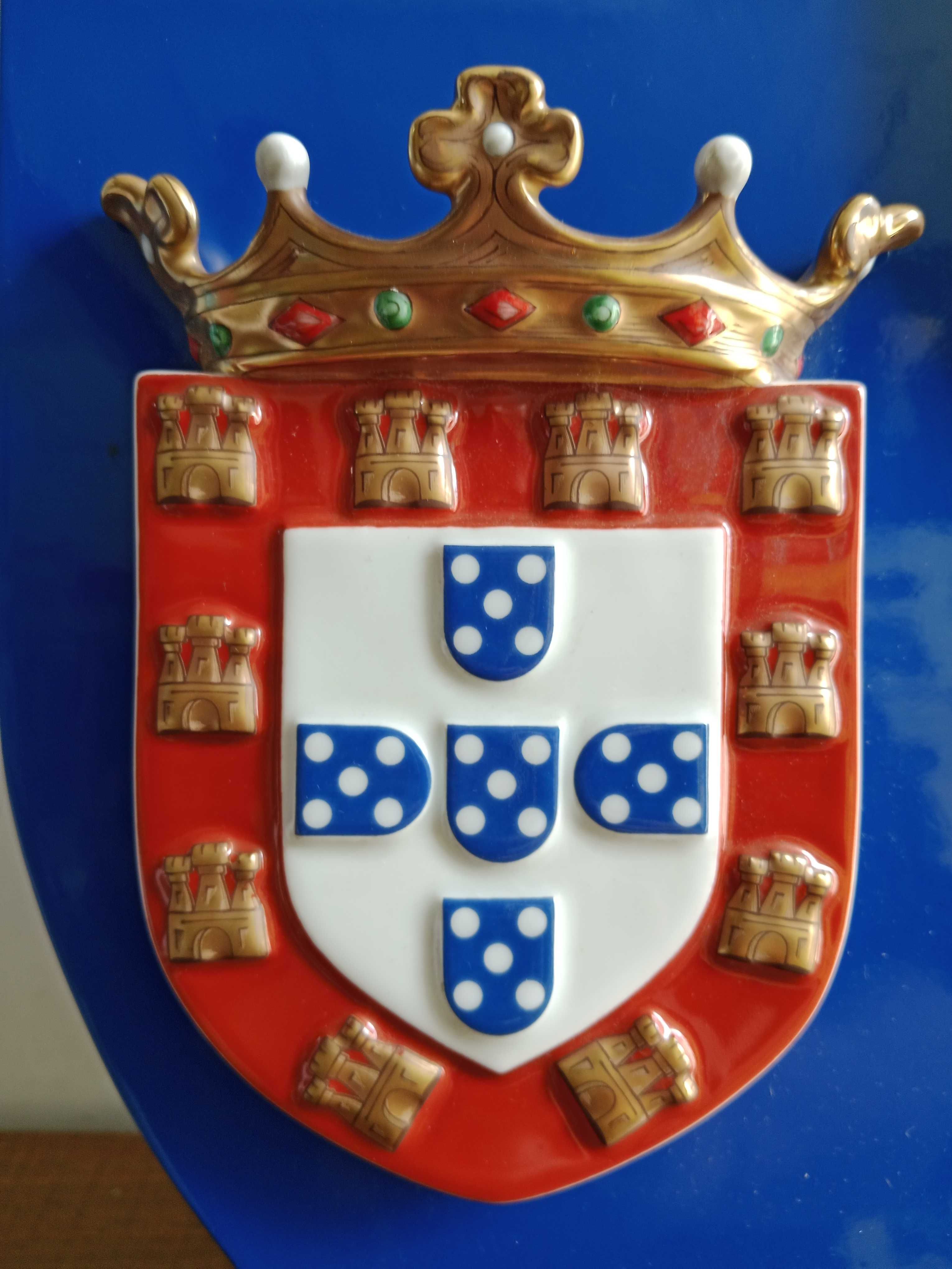 Conjunto de 5 placas com brasões em porcelana da Vista Alegre