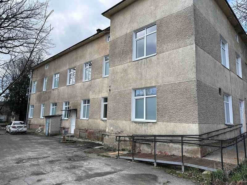 Нежитлова двоповерхова будівля, загальною площею 690,8 м.кв