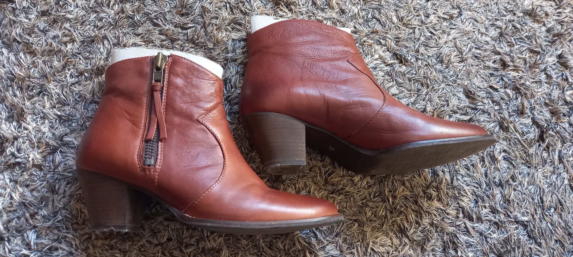 Botins camel em pele