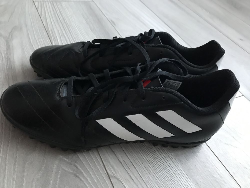 Продам чоловічі сороконожки adidas(46 розмір)