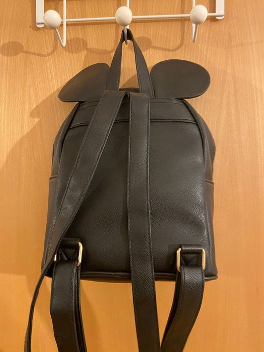 Mochilas na cor preta,  com a Mini e Mickey