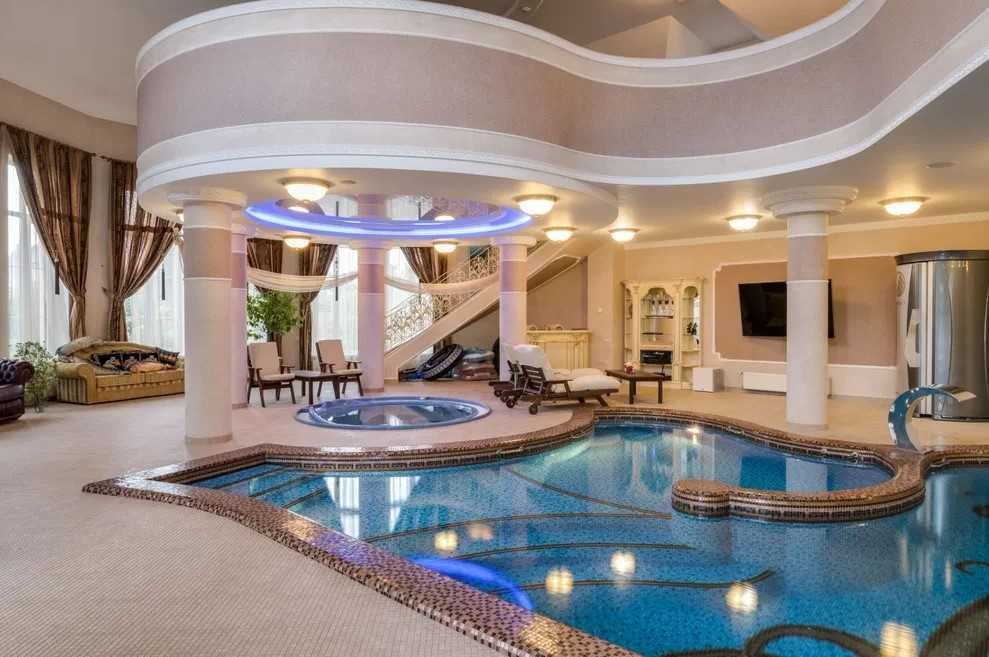 Оренда заміського будинку з критим басейном Лютіж