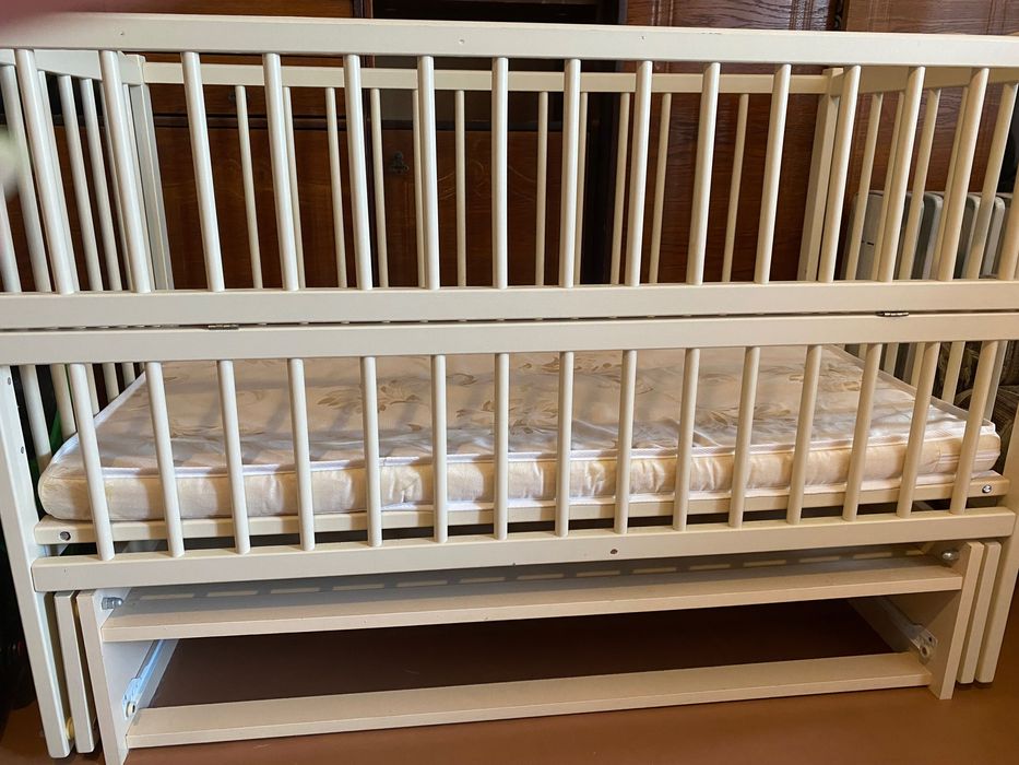 Кроватка детская с маятником