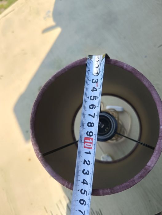 Stylowa lampka na zdobionej podstawie