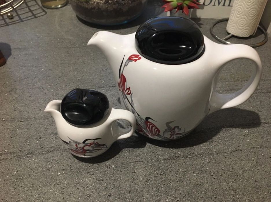 Zestaw porcelany - dzbanek i mlecznik