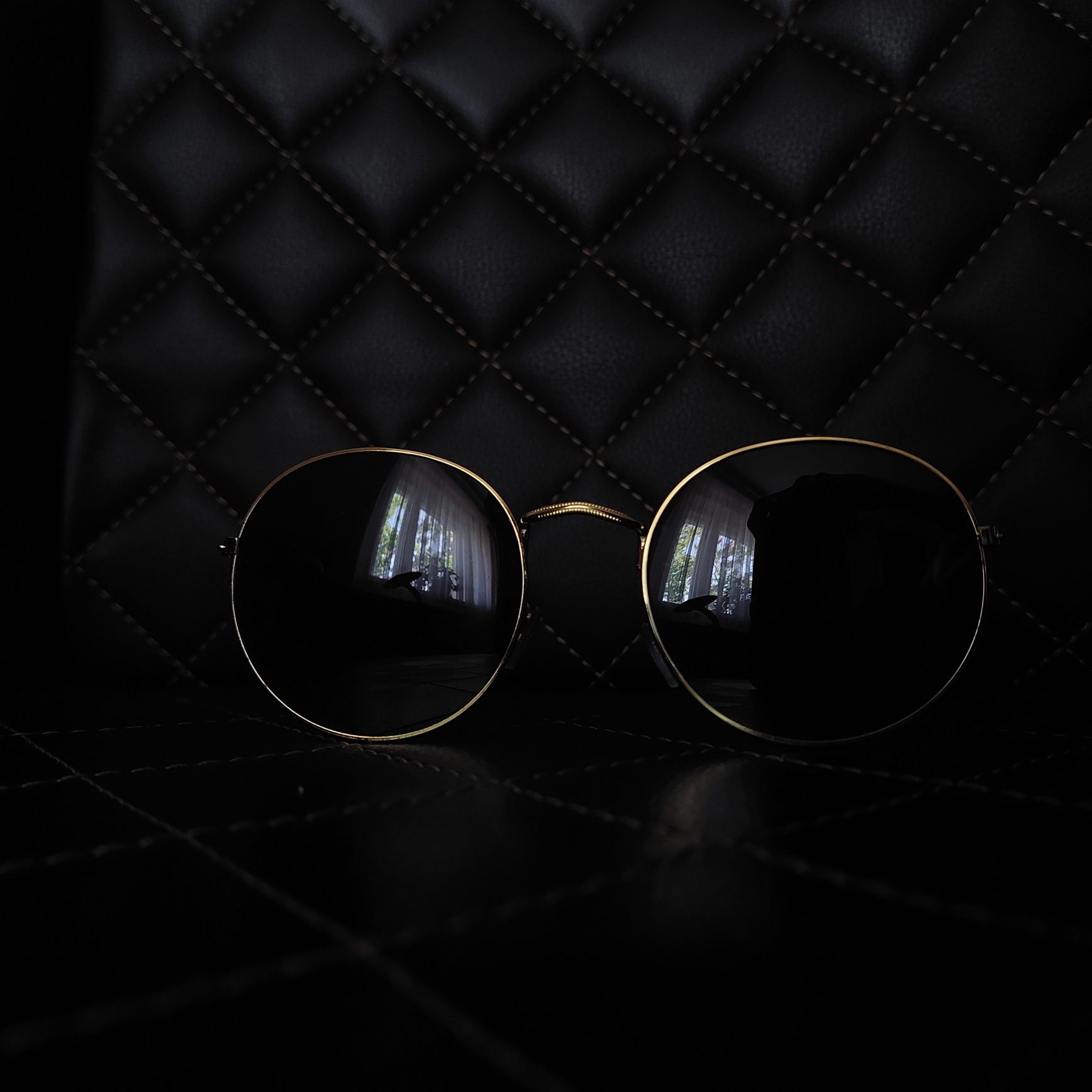 Сонцезахисні окуляри зі золотими ободками та чорними лінзами