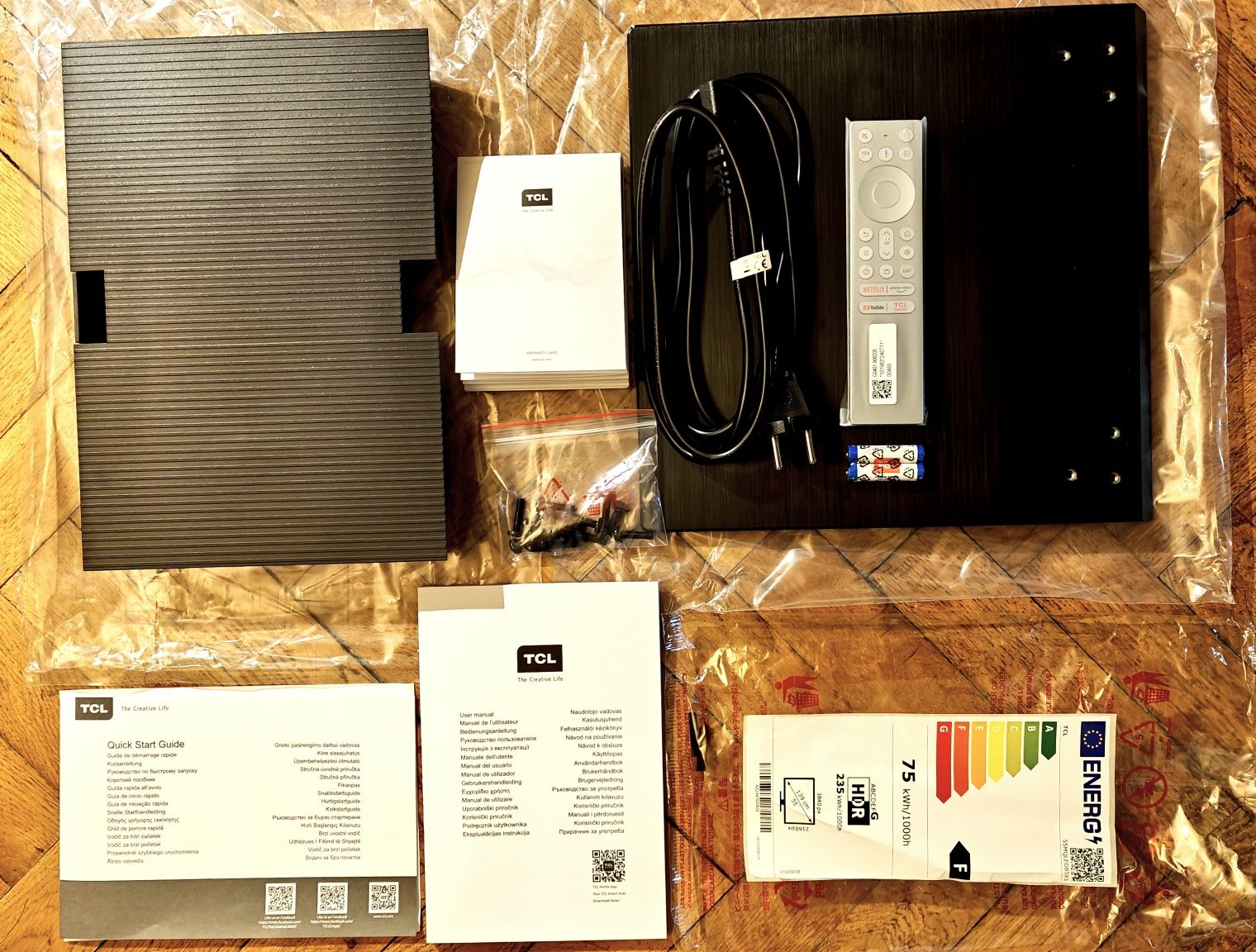 Kompletny zestaw oryginalnych akcesoriów TV TCL, pilot RC933