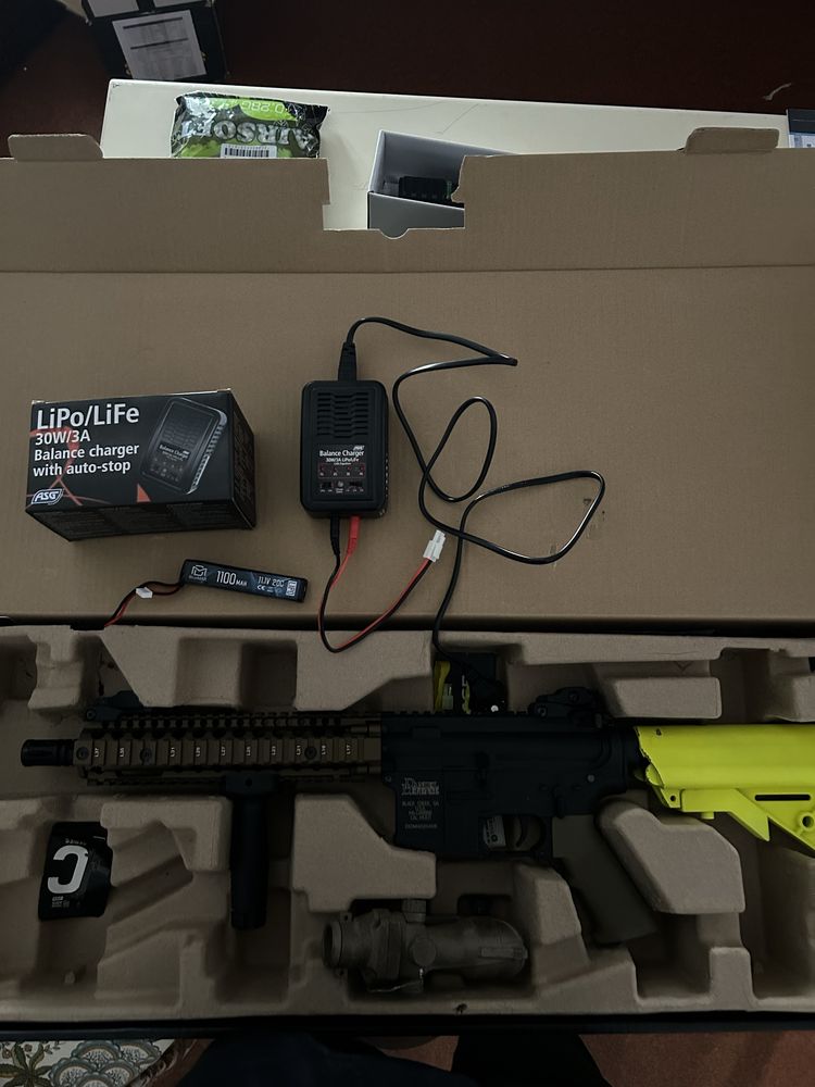 Arma de airsoft Daniel Defense com mira, carregadores e bateria.