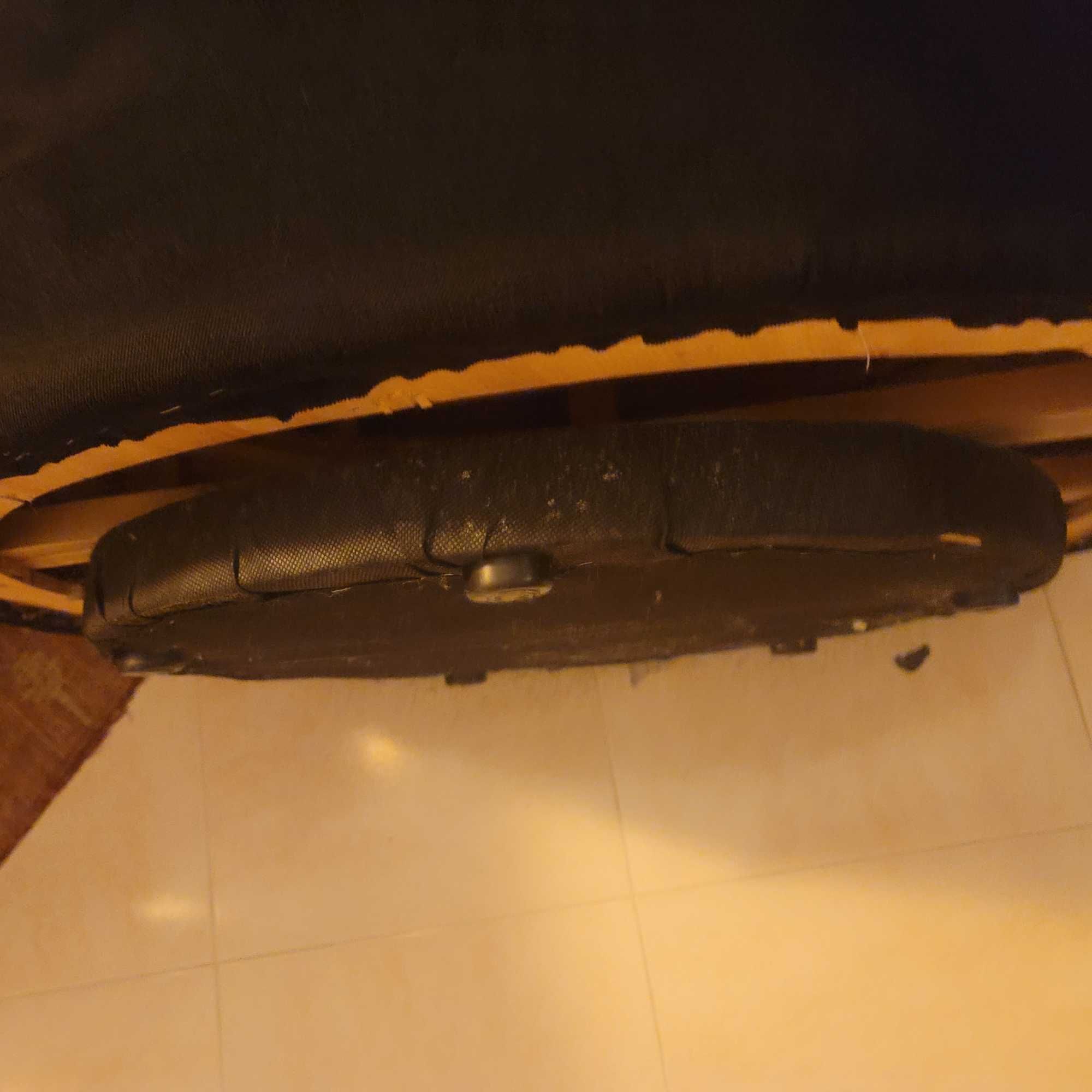 Poltrona com base rotativa muito comoda em tecido preto