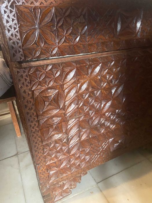 Arca antiga, madeira, toda trabalhada, mesmo atrás. 102x53x53cm