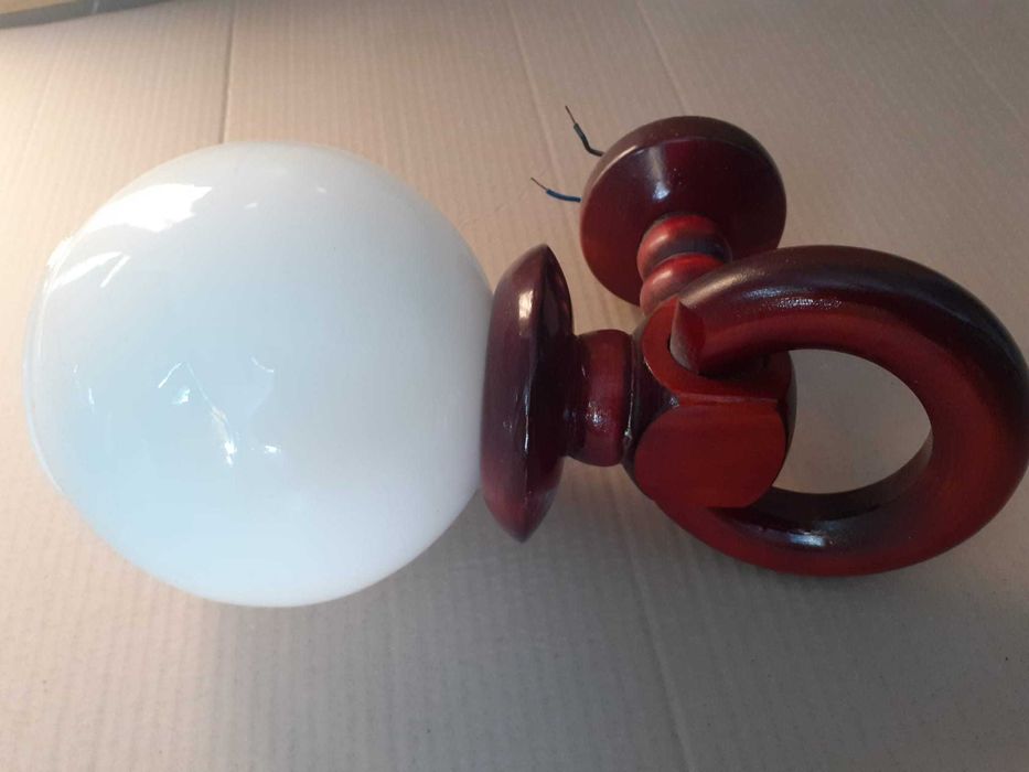 Żyrandol drewniany z kinkietem