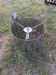 Metalowa lampa z motywam drzew