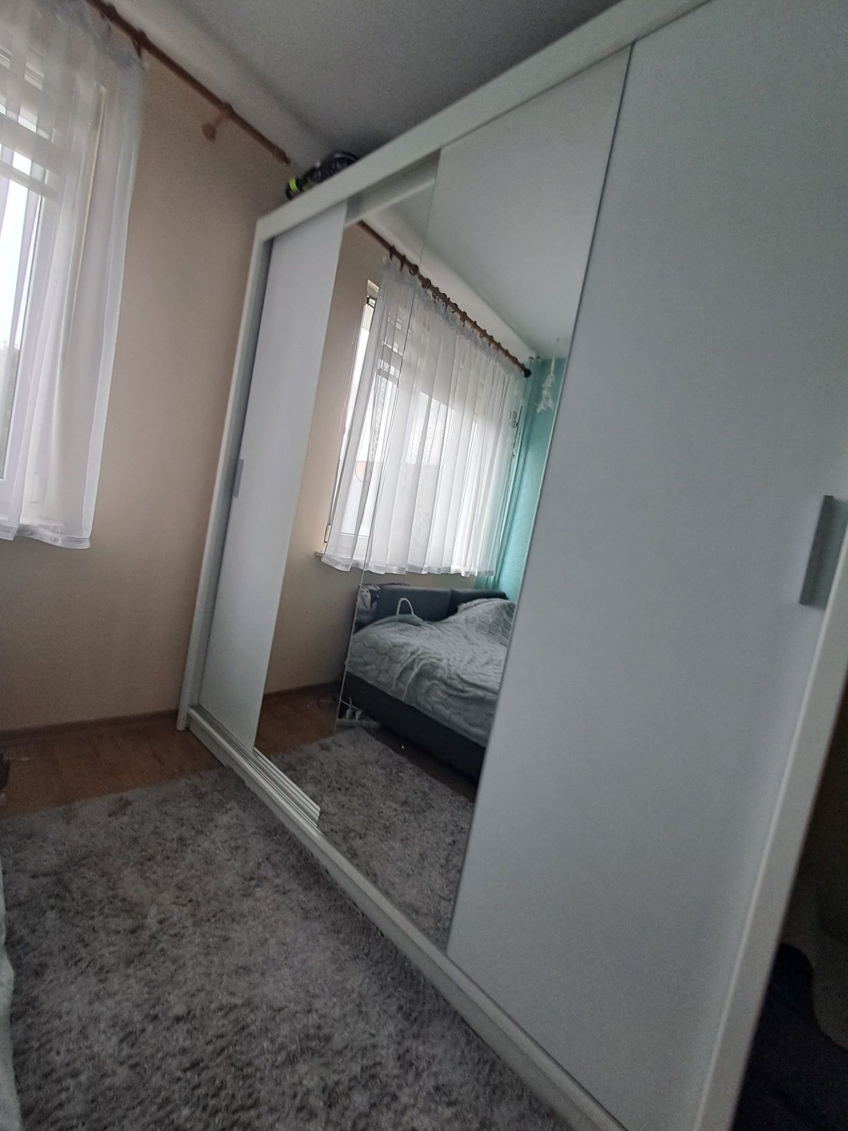 Szafa przesuwna z lustrem