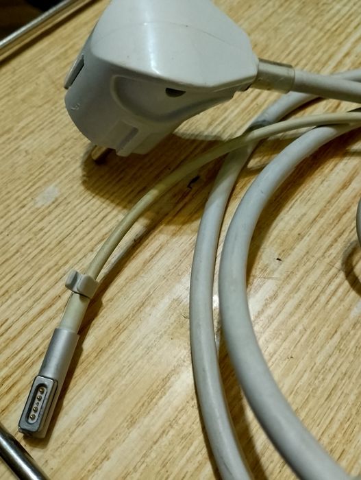 Блок питания для ноутбука Apple.