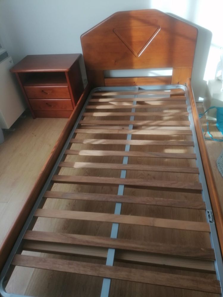 Cama e mesa de cabeceira em pinho mel maciço