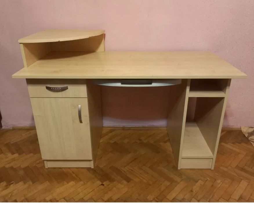 Продам  письмовий стіл,в гарному стані.