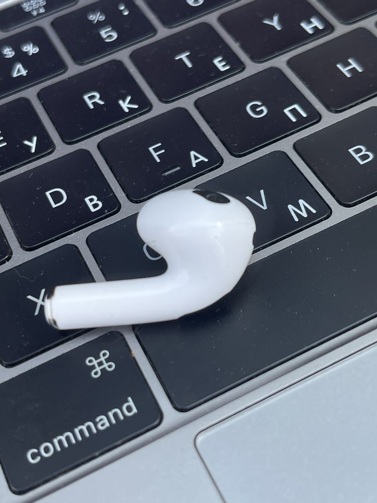 Продам навушник один правий airpods 3 робочий