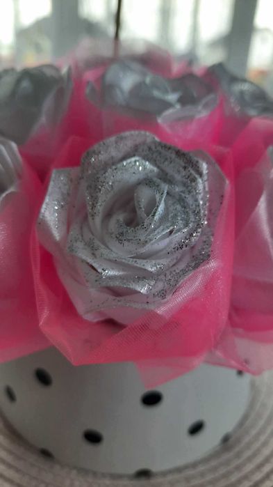 Bukiet z róż ze satynowej wstążki