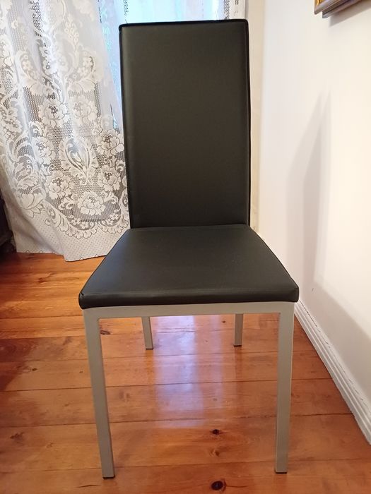 Mesa de jantar em vidro preto, extensível e 4 cadeiras  em napa preta.