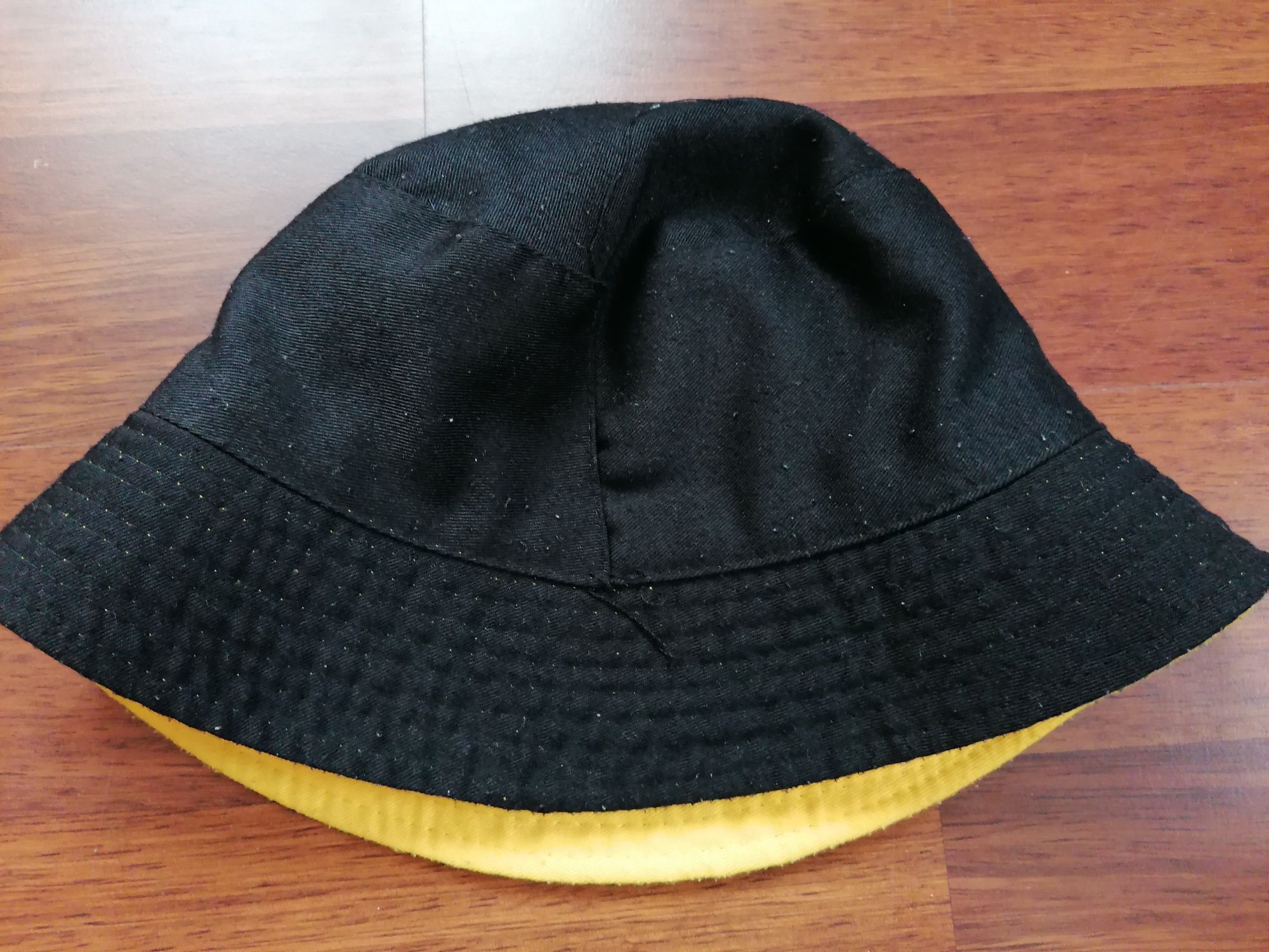 Czarno - żółta czapka, kapelusz