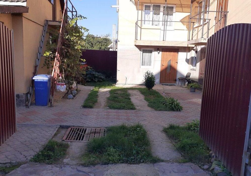 Добротний будинок неподалік центру