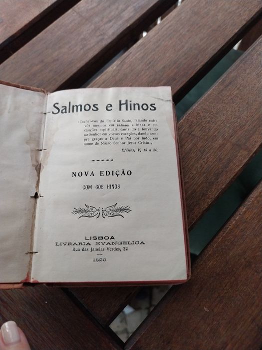 Livro antigo intitulado "Salmos e Hinos", publicado pela Livraria Evan