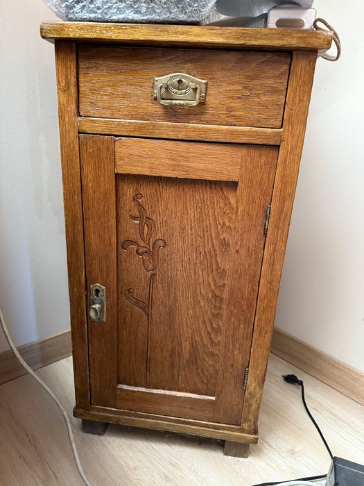 Stare drewniane szafy komplet