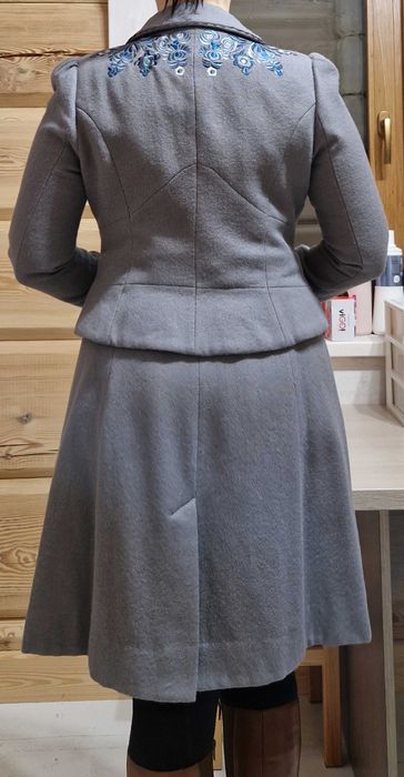 100% Wełniany płaszcz z haftowanymi kwiatami