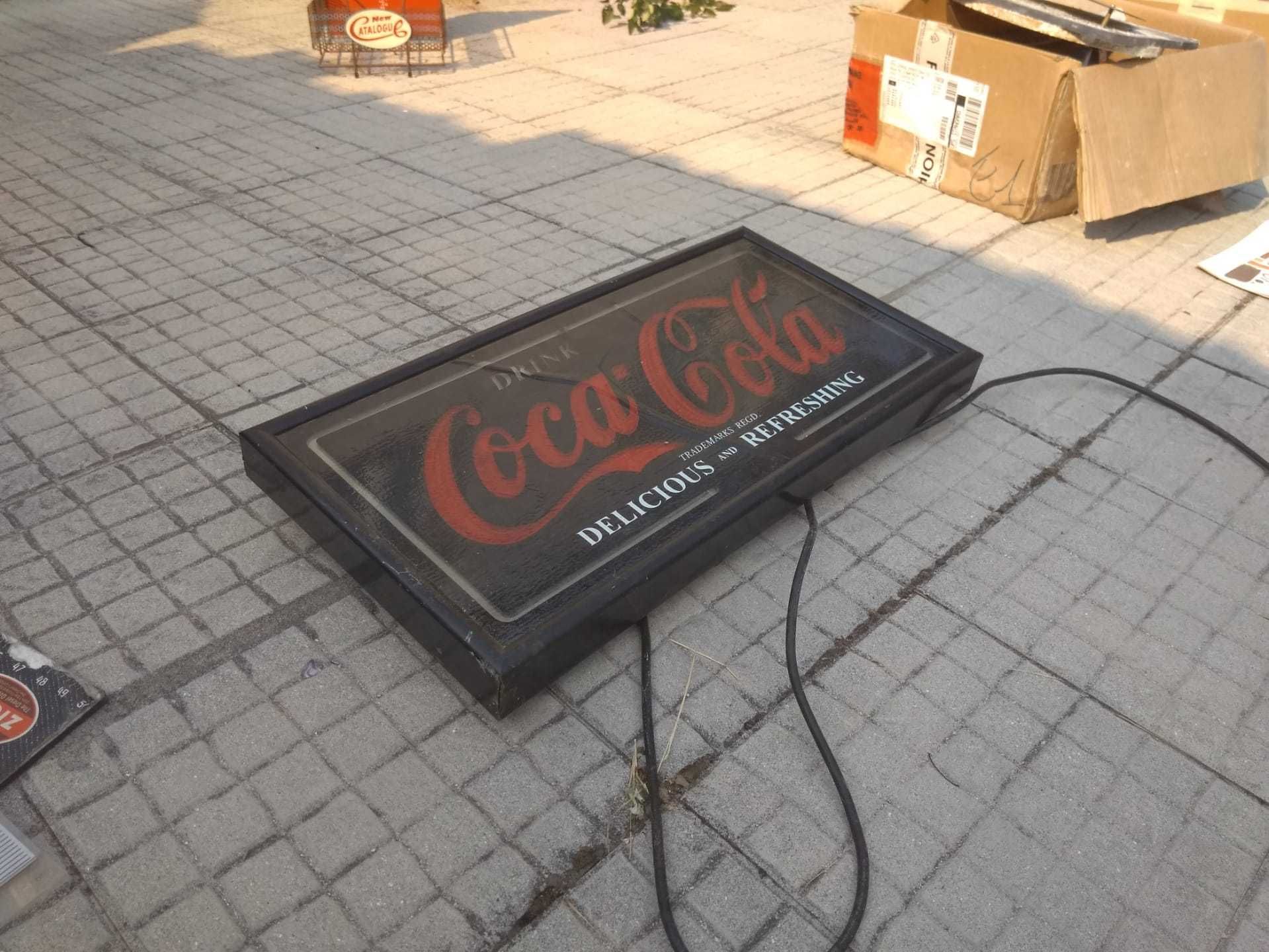 Placa publicitária vintage com iluminação Coca Cola