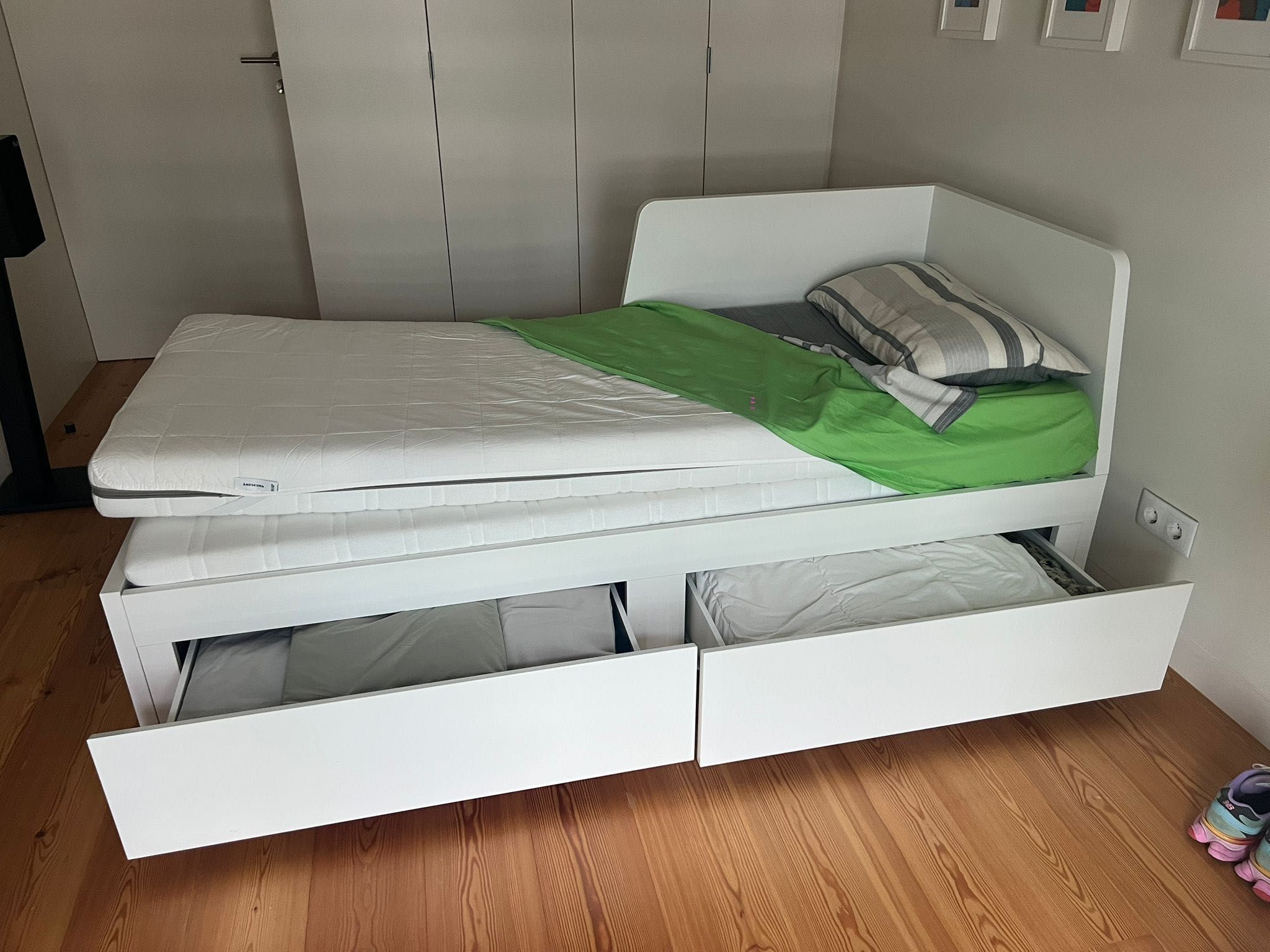 Cama de solteiro IKEA FLEKKE 80x200 com dois colchões incluídos