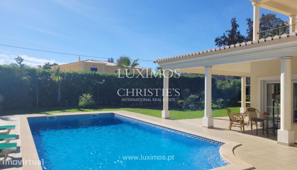 Moradia V4 com piscina, para venda em Penina Golf, Alvor, Algarve