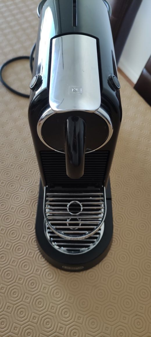 Máquina de Café DELONGHI Nespresso Citiz Preto