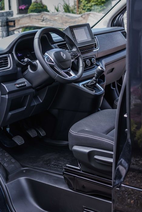 Wynajem busa 9-Osobowy Renault trafic long nowy