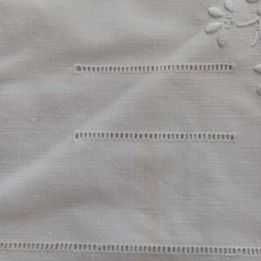 Fronha em linho bordada à mão